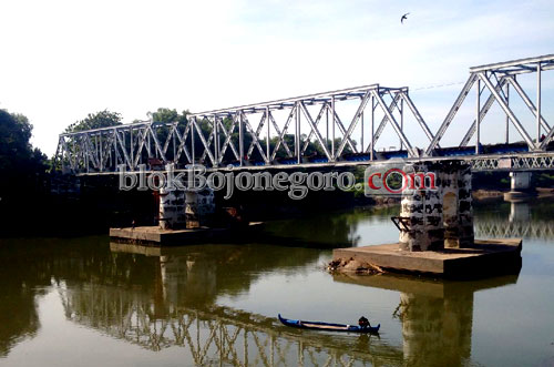 Mancing di Jembatan Perbatasan Dua Provinsi
