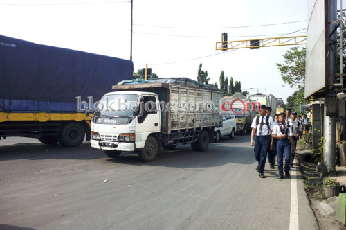 Hendak Datangkan Crane,  Arus Lalu-Lintas Dialihkan ke Bojonegoro