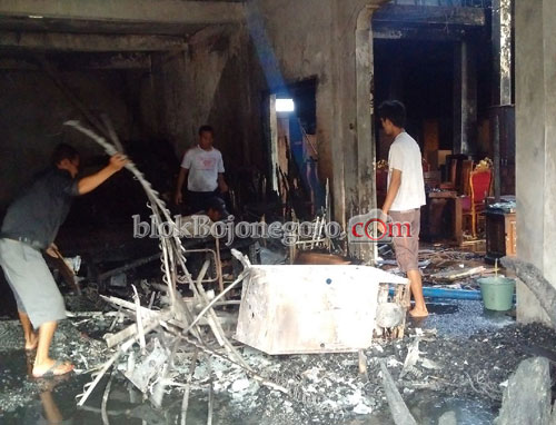 Pukul 06.00 WIB, Warga Masih Lakukan Pembasahan