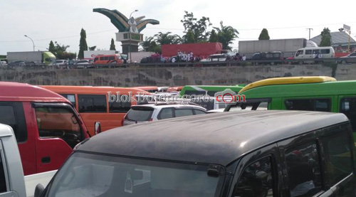 Awas...! Sekitar Langitan Macet Total