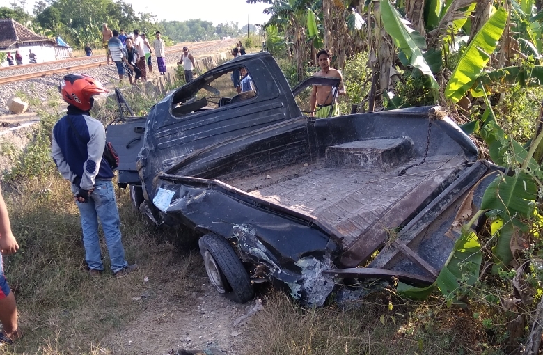 Rombongan Tertabrak Kereta Usai Besuk Orang Sakit
