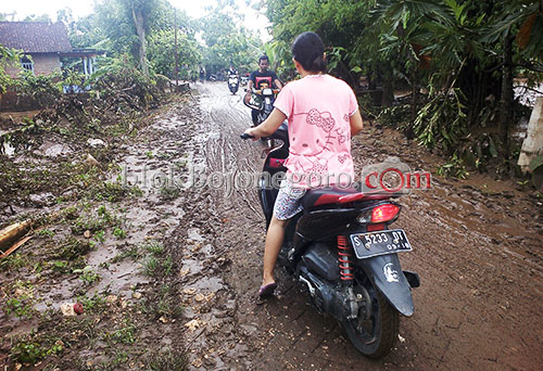 BPBD Bantu Dua Damkar Bersihkan Lumpur