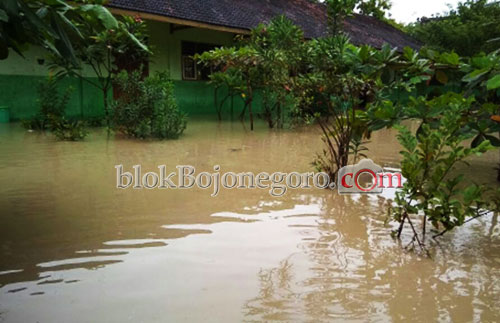 Ruang Kelas Terendam, Siswa SMPN 1 Sukosewu Libur