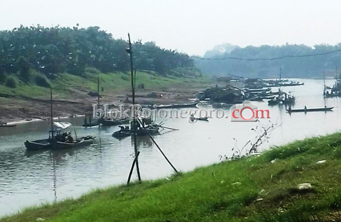Kemarau, Penambang Pasir di Bengawan Makin Marak