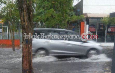 Dua Jam Hujan Deras Jalan Protokol di Bojonegoro Tergenang
