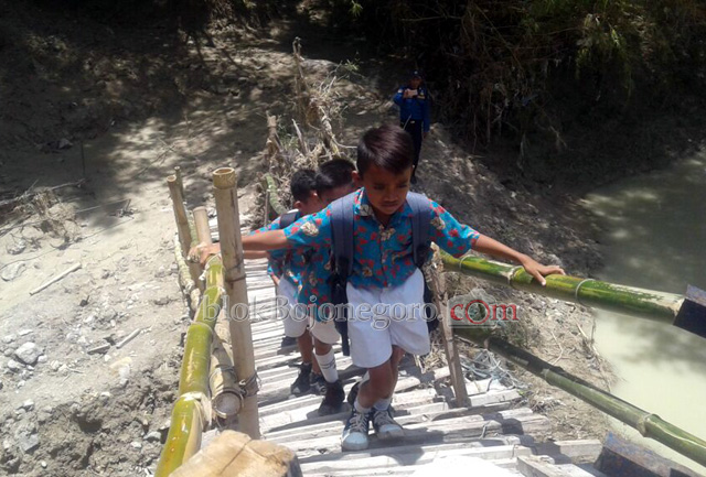 Merasa Ngeri, Siswa Tetap Lewat Jembatan Darurat