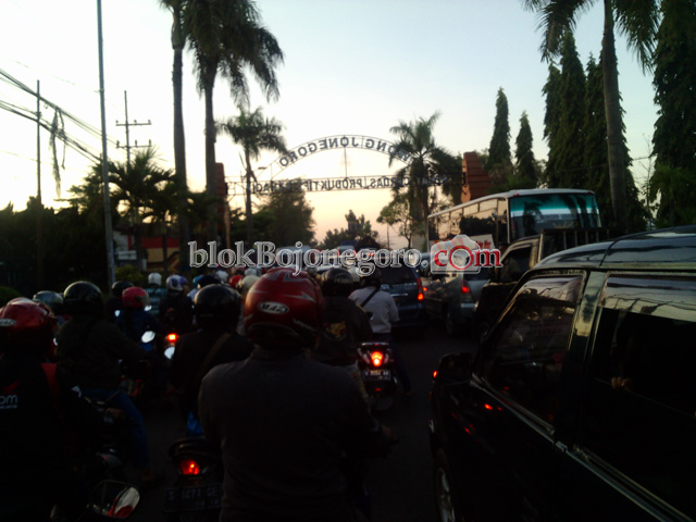 Jalur Utama Bojonegoro-Surabaya Macet Total