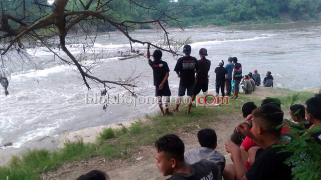 Seberangi Bengawan Solo, Warga Ngraho Tenggelam