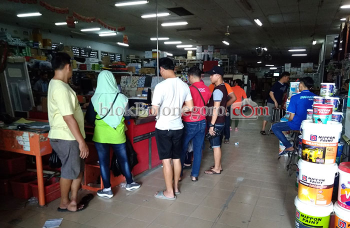 Persiapan Lebaran, Toko Cat Diserbu Masyarakat