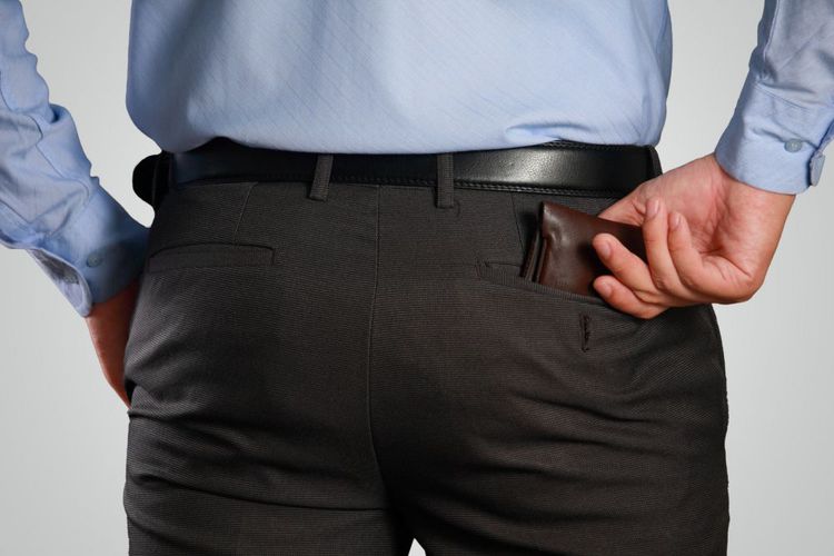 Mengapa Kita Sebaiknya Tidak Mengantongi Dompet di Saku Belakang?