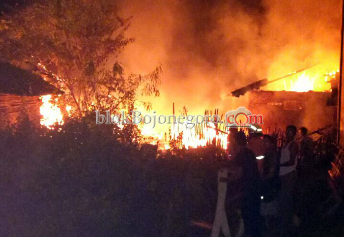 Total Ada Dua Rumah yang Terbakar