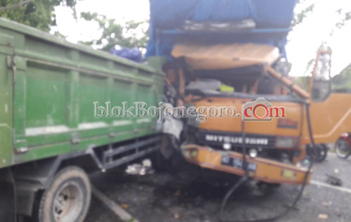 Luka Parah, Sopir Dump Truk Meninggal di Lokasi