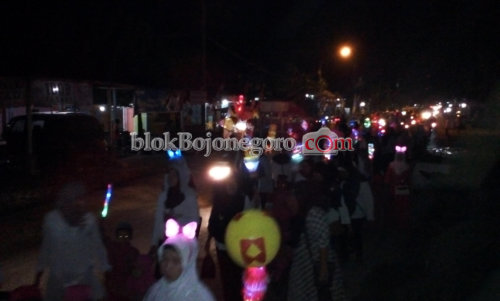 Ratusan Siswa Al Falah Ngumpakdalem Gelar Takbir Keliling