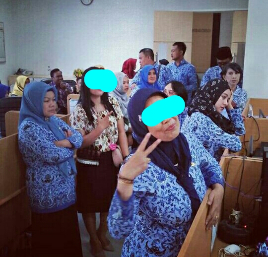 Panwaskab Akan Selidiki Foto PNS Berpose Dua Jari