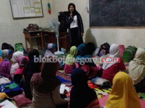 Ngaji Sambil Nulis Cerita di MI Islamiyah Sarangan