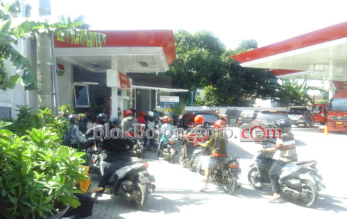 Akhir Tahun, Pembeli di SPBU Jetak Membludak