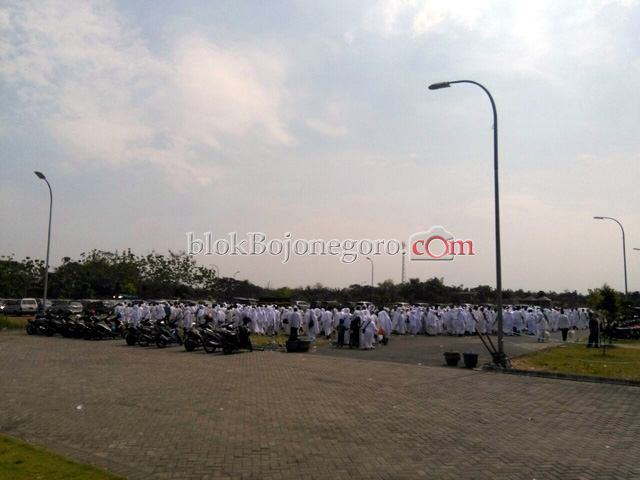 Ribuan CJH Praktek Langsung Syarat dan Rukun Haji
