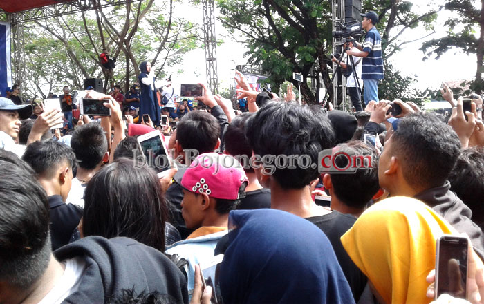 Ribuan Penonton Penuhi Halaman Depan Stadion