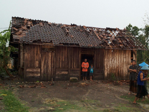 Hujan Disertai Angin, Banyak Rumah di Bojonegoro Rusak