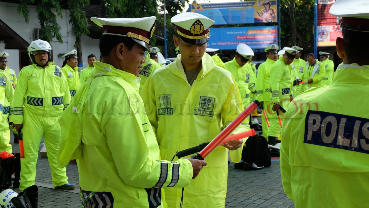 Amankan Libur Imlek,  Anggota Sat Lantas Siap Jas Hujan