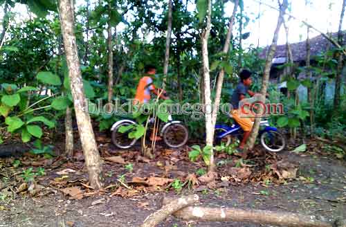 Libur May Day, Anak-anak Bersepeda ala Road Race
