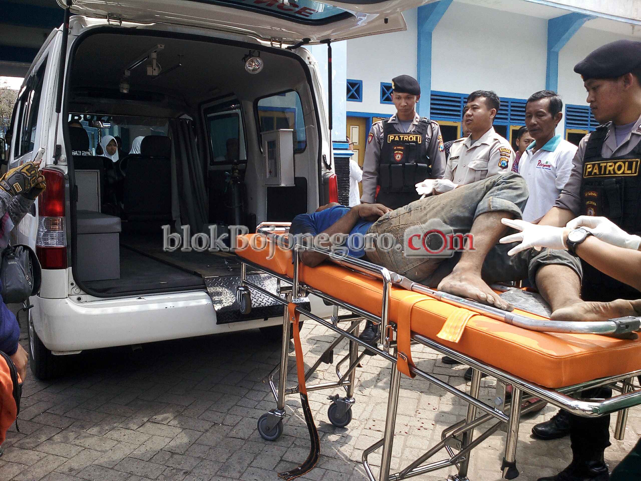 Diduga Gila, Seorang Pria Naik Tiang Listrik dan Terjatuh