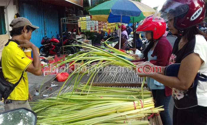 Jelang Puasa, Pedagang Janur Diserbu Pembeli