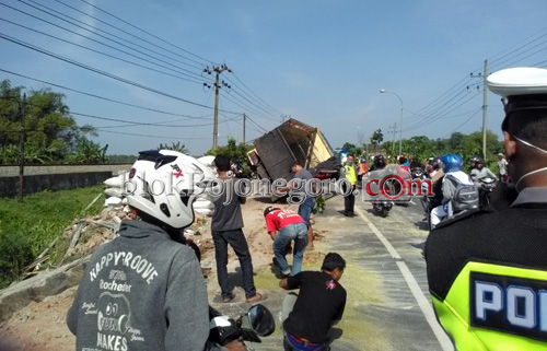 Truk Muatan Kacang Hijau Terguling di Kalitidu