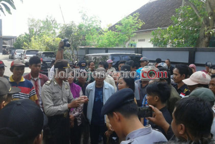 Pilkades Diduga Bermasalah, Warga Sumberagung Demo DPMPD
