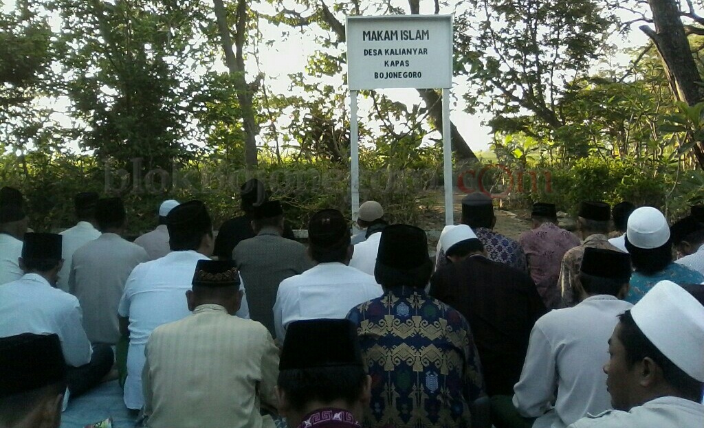 Warga Kalianyar Tahlil di Makam Desa