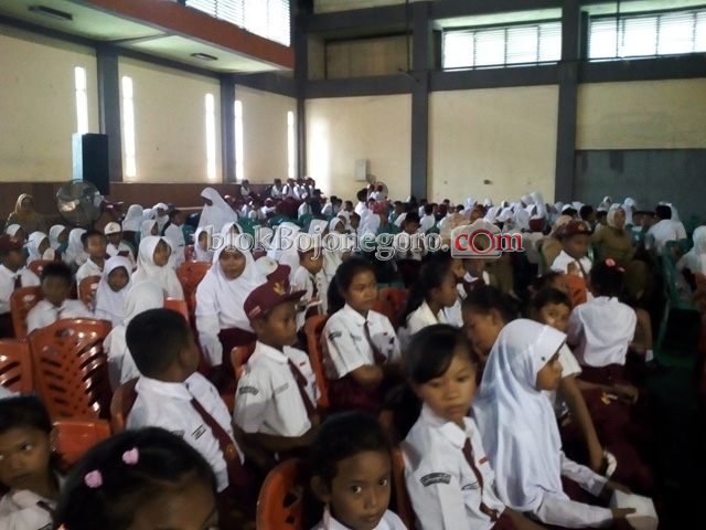Ratusan Siswa SD Dua Kecamatan Terima PIP di GOR SMT