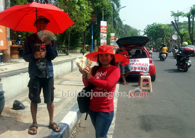 Jasa Penukaran Uang Bermunculan di Alun-alun