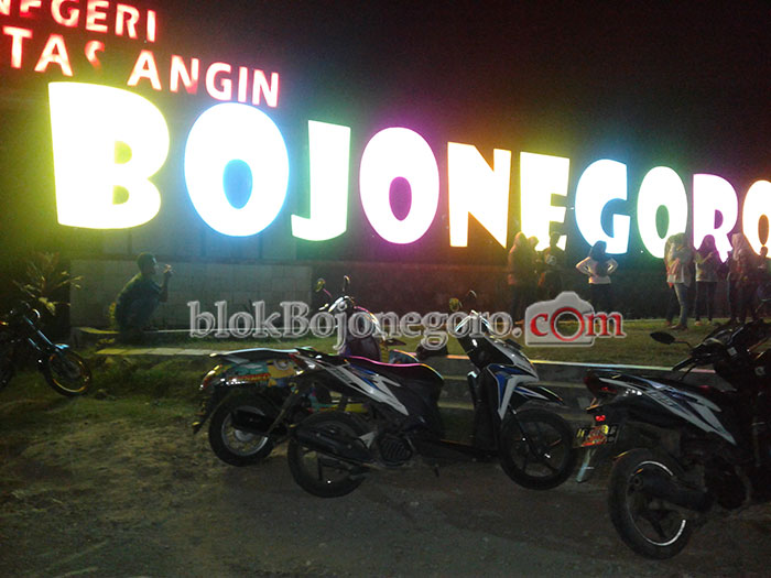 Asyiknya Lihat Gemerlap Kota dari Atas Angin