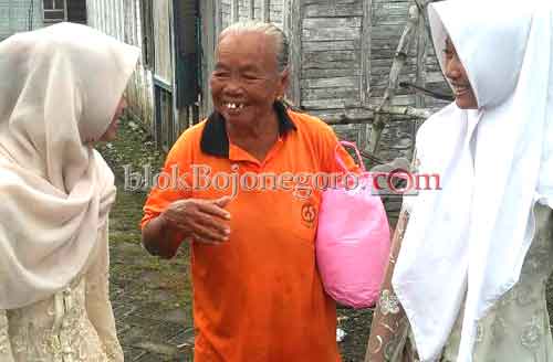 Peringati Hari Kartini, OSIS SMKN 5 Berbagi Bersama Masyarakat
