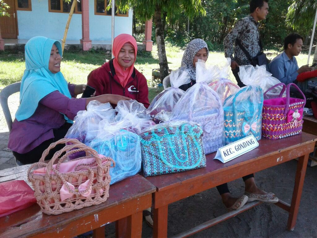 Kreatif, Perempuan Asal Krondonan ini Sulap Gelas Bekas Jadi Tas