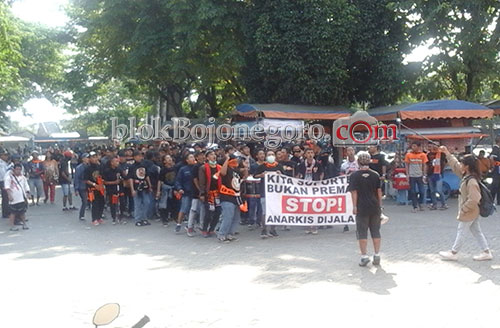 CN Bentangkan Tulisan Stop Anarkis di Jalan
