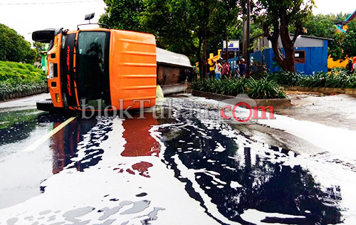 Jalan Hos Cokroaminoto Tuban Ditutup