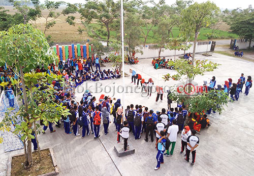 Tak Mau Kalah, Guru SMKN 5 Antusias Lomba Makan Kerupuk