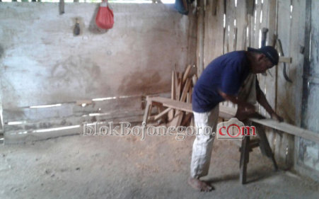 Tekun, Puluhan Tahun Berjuang Jadi Perajin Kayu