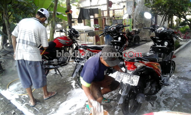 Menjelang Lebaran, Jasa Cuci Motor Kewalahan
