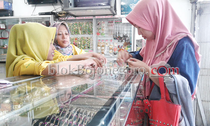 Harga Emas Turun Rp5.000 Per Gram