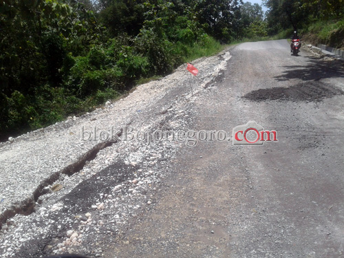 Hujan Deras, Jalan Raya Bojonegoro- Ngajuk Ambles Lagi