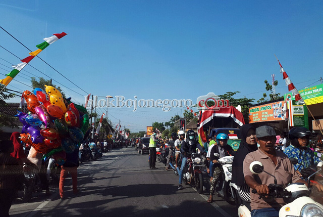 Ada Karnaval, Jalur Ngraho-Ngawi Macet