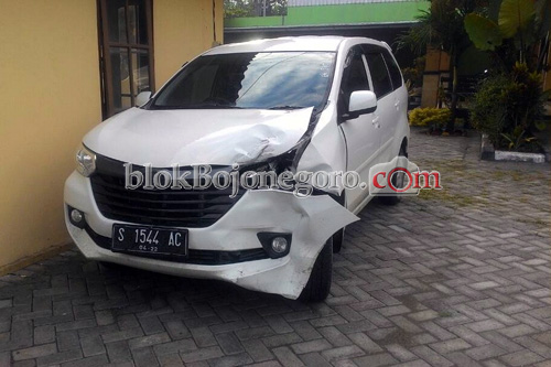 Diduga Ngantuk, Pengemudi Xenia Tubruk Agya Parkir