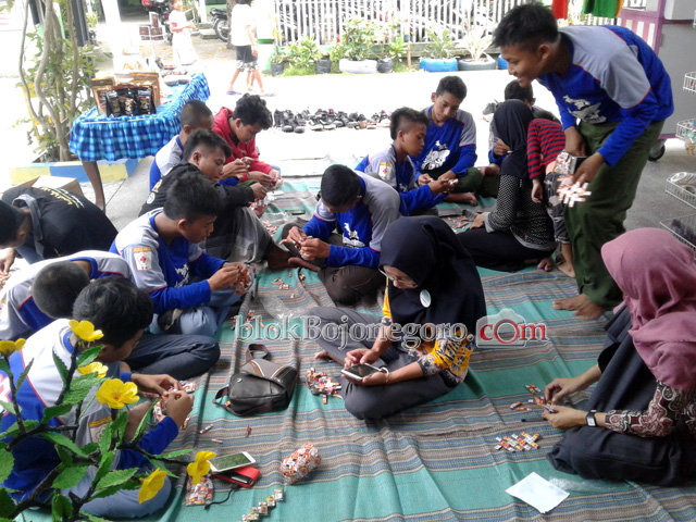 Isi Liburan dengan Pelatihan Anyaman Sampah Plastik