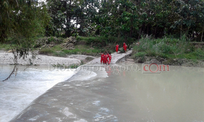 Jalan Sungai Penghubung Desa Papringan dan Soko Membahayakan