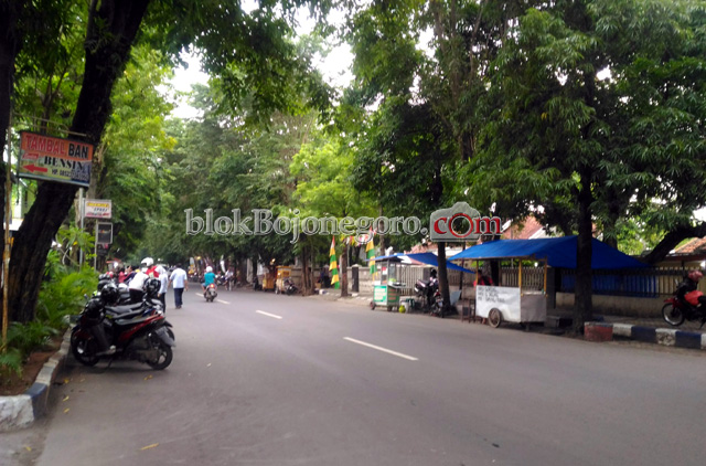 Banyak Bahu Jalan di Bojonegoro Digunakan Parkir