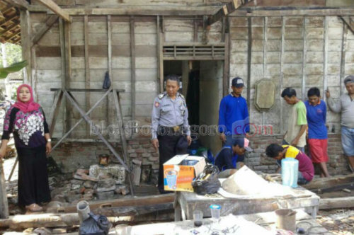 Koramil dan Polsek Kunjungi Rumah Roboh di Dander