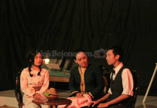 Teater Titik Koma, Adopsi Bumi Manusia Pram
