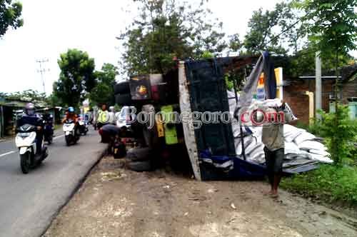 Truk Muatan Pupuk Terguling di Ngumpakdalem